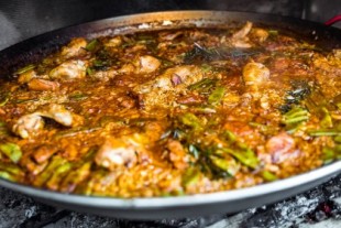 Mitos y leyendas de la paella valenciana: qué se hace de verdad, qué es falso folclore y cómo se cocina un arroz extraor