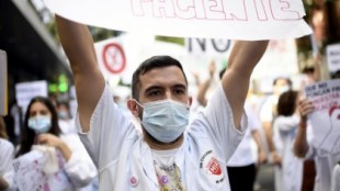 Desmontan la "falta de médicos" de Ayuso: el 50% de nuevos titulados se va de Madrid por la precarariedad