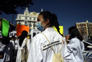 España tiene 2.000 médicos y 3.000 enfermeros en paro