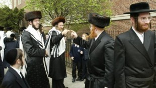 Nueva York amenaza con confinar a barrios de judíos ultraortodoxos por el rechazo a la mascarilla