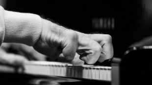 El momento en que el maestro João Carlos Martins vuelve a tocar el piano 20 años después gracias a unos guantes biónicos