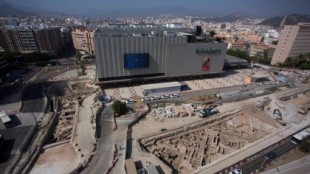 El Metro desentierra parte de la muralla medieval de Málaga