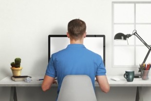 Lo que hace a tu cuerpo el estar sentado frente al ordenador 10 horas al día