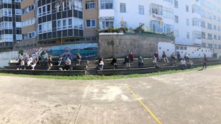 Alumnos del Menéndez Pidal de A Coruña reciben clase en el patio por falta de profesores