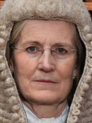 ¿Quién está detrás de la jueza que procesa a Assange?