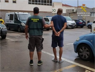La Guardia Civil detiene a un hombre en Torrevieja que usurpaba viviendas para ponerlas en alquiler