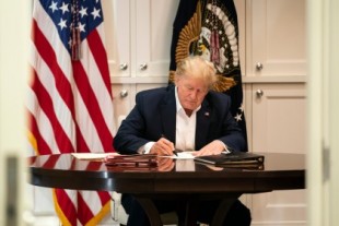 Trump fotografiado firmando hojas en blanco en el Hospital [ENG]