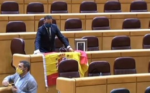 Un senador del PP recibe a Iglesias con la bandera de España, una corona y una foto del Rey