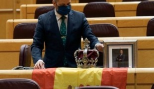 Un senador del PP recibe a Iglesias con un retrato del rey, una corona, una band… oh, joder