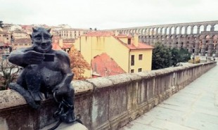 El TSJ de Castilla y León confirma que la escultura de ‘El diablillo’ del acueducto de Segovia no es una ofensa religosa