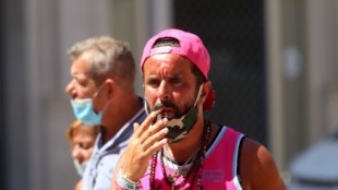Canarias prohíbe fumar caminando