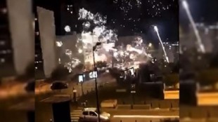 Cuarenta personas atacan una comisaría de París con fuegos artificiales y barras de metal