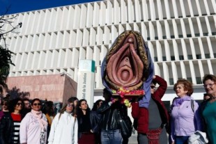 Juzgan el prox. miércoles a una mujer por la procesión de una vagina en 2013, en Málaga