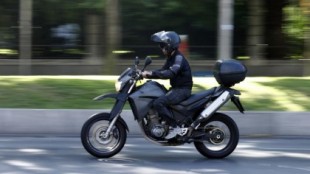 Hombre de 42 años con una moto de menos de 125 cc: así es el motorista español