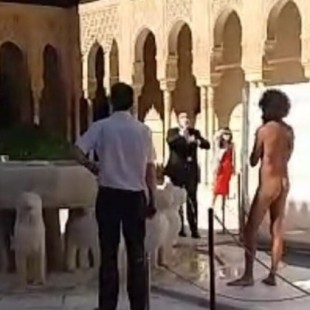 El exhibicionista de Granada vuelve a liarla: vídeo de su desnudo en el Patio de los Leones de la Alhambra