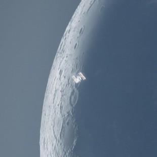 La ISS en tránsito por la luna creciente