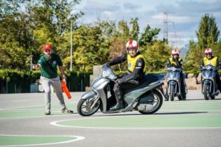 Lo legal frente a lo práctico: los peligros de conducir una moto con el carnet de coche y cómo podemos aprender a llevar