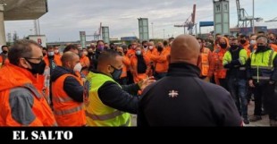 Despiden a los estibadores eventuales del puerto de Bilbao durante la huelga que reclama su inclusión en plantilla