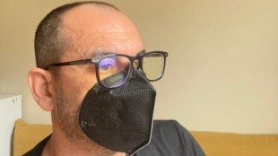 Una mascarilla sin gomas que se sujeta al rostro: un asturiano patenta el prototipo