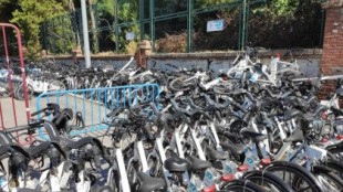 700 bicicletas de BiciMAD esperan amontonadas a ser reparadas y los trabajadores denuncian el deterioro del servicio