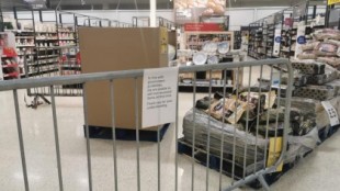 Barreras a los artículos "no esenciales": los supermercados de Gales los acordonan e indignan a los clientes