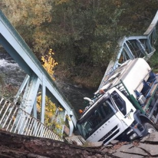 El puente histórico de Arenzana se hunde al paso de un camión del Gobierno de La Rioja