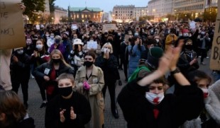 Miles de personas bloquean ciudades en contra de la prohibición del aborto