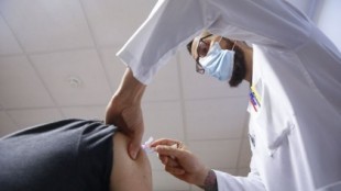 «Si no es de riesgo, pida su cita más adelante»: el Sergas ya pone coto a vacunarse de la gripe