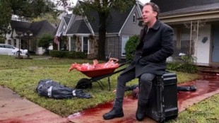 Polémica por la sangrienta decoración de Halloween de un vecino de Dallas