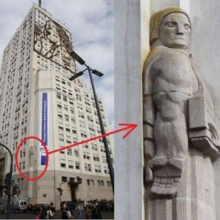 El ‘monumento al soborno’ que un escultor cabreado coló en un rascacielos de Buenos Aires