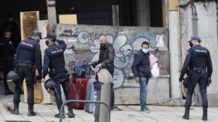 Desalojan el edificio okupado en la Gran Vía de Vigo: cuyos inquilinos llevan meses provocando el caos