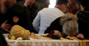 Miles de personas dieron un “último beso” al cuerpo del arzobispo de Montenegro, quien murió de coronavirus