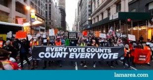 Manifestarse para que se cuenten todos los votos, el último símbolo de la decadencia de la democracia