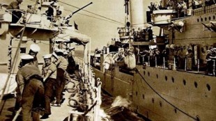 Los cinco buques de guerra "HMS Vigo"