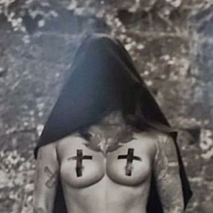 Abogados Cristianos entra en la polémica por la exposición con desnudos femeninos y alusiones católicas de Baiona