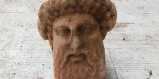 Hallan una cabeza del dios Hermes en pleno centro de Atenas