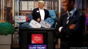 La figura de cera de Donald Trump en Berlín acaba en el cubo de basura