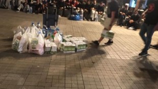 Decenas de vecinos llevan bolsas de comida a los inmigrantes acampados ante la Delegación del Gobierno en Canarias