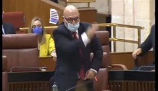 El portavoz de Vox en Andalucía golpea un micrófono y se va a gritos del Parlamento: "¡A tomar por culo!"