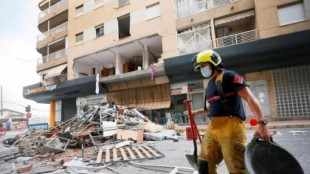 Explosión en Torrevieja: un vecino "conflictivo" hace saltar por los aires su piso usando 9 bombonas de butano