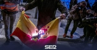 El Tribunal Constitucional avala que quemar la bandera de España es un delito de ultraje a la nación