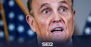 Giuliani, el abogado de Trump: suda el tinte negro de su pelo y le gotea por la cara