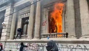 Manifestantes prenden fuego en las ventanas del Congreso de Guatemala
