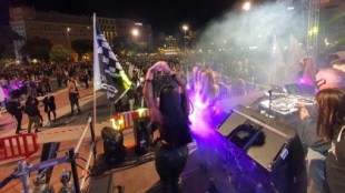 El ocio nocturno monta una fiesta en la plaza de Catalunya en protesta por su cierre