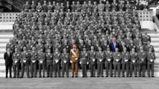 Historia de una fotografía de Felipe VI: ¿quién es el hombre que viste con traje y corbata cerca de él?