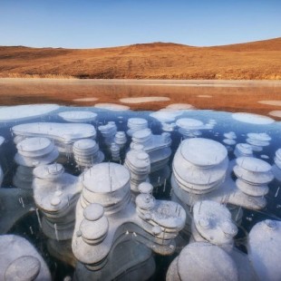 Burbujas de metano congeladas en el lago más profundo del mundo