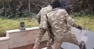 Soldados azeríes vandalizan un cementerio y reavivan los temores por la destrucción de la herencia armenia