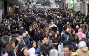 Miles de ciudadanos se agolpan en las calles para hacerse con el coronavirus a mitad de precio