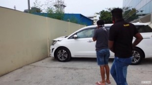 Un hombre estrella su coche nuevo contra una pared al intentar sacarlo del concesionario