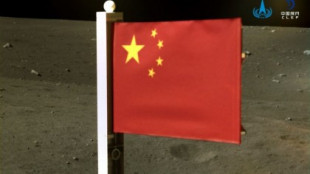 Chang'e-5 despliega la bandera de China sobre la superficie de la Luna